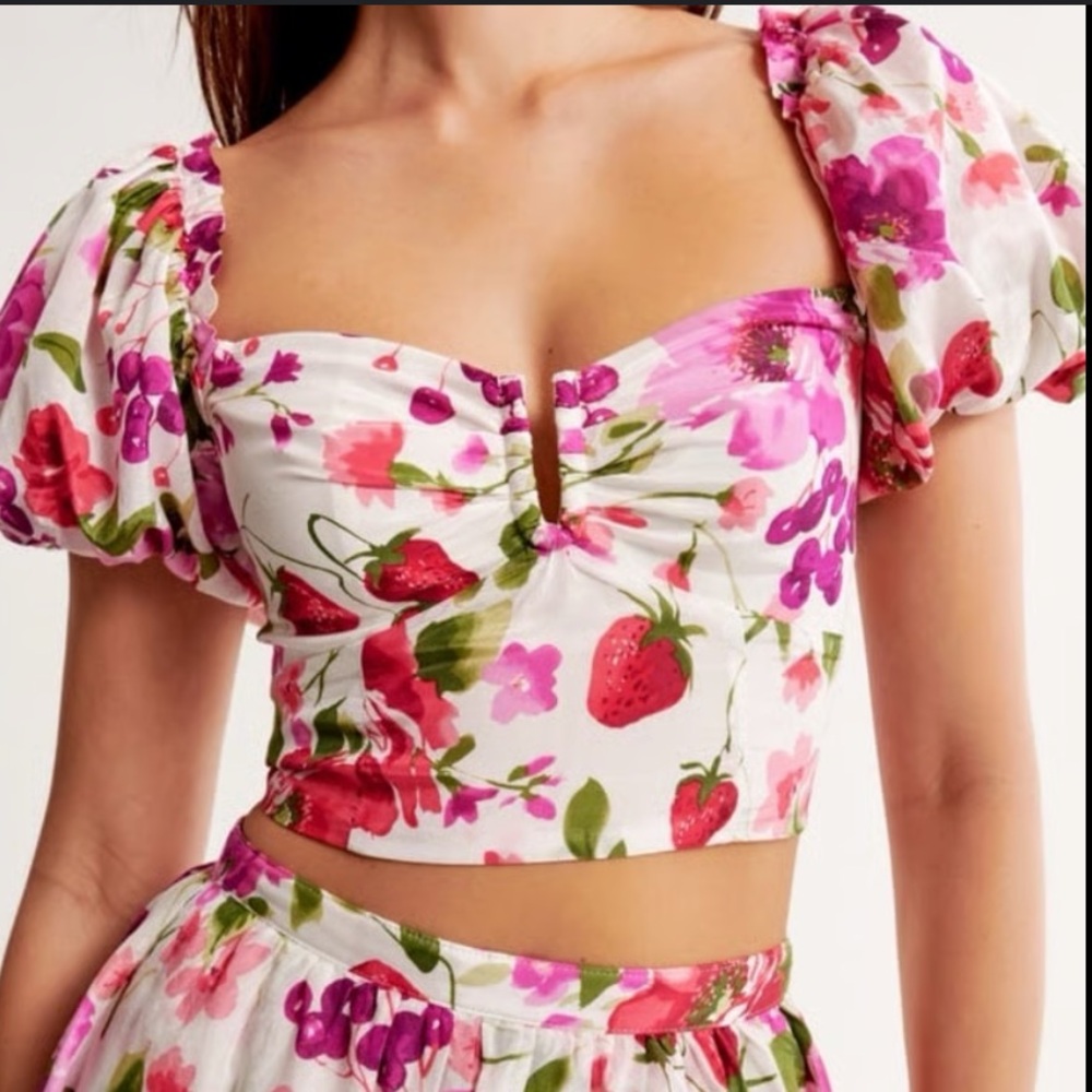 Abercrombie & Fitch Strawberry Floral Puff Sleeve Crop Top Size Small